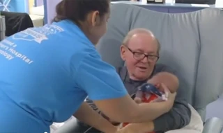 'Ông ngoại phòng cấp cứu' 12 năm chăm sóc trẻ sinh non