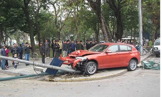 Xe BMW húc đổ cột đèn, một người bị thương
