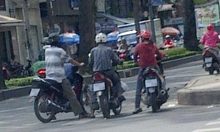 Những “kiều nữ” lượn lờ bằng xe tay ga 