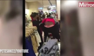 5 phụ nữ 'choảng' nhau như côn đồ trong tiệm quần áo