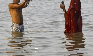 Sông Hằng là dòng sông linh thiêng của người theo đạo Hindu. Ảnh: REUTERS