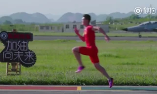 Vận động viên Trung Quốc đánh bại tiêm kích khi chạy đua 100 m
