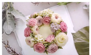 Mỗi chiếc bánh đều được chàng trai trẻ làm ra bằng sự tinh tế, tỉ mỉ