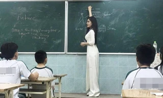 Bức ảnh chụp nữ giáo viên xinh đẹp trên bục giảng được chia sẻ trên mạng.