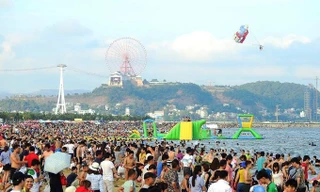 Biển Hạ Long ken đặc người ngày nghỉ lễ