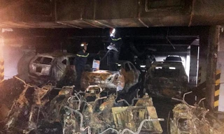 Hàng trăm xe cháy rụi trong hầm chung cư Carina