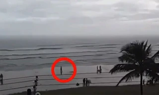 Người phụ nữ bị sét đánh trúng đầu trên bãi biển