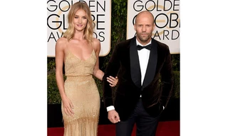 Rosie Huntington-Whiteley khoe nhẫn đính hôn bên cạnh người yêu Jason Statham.