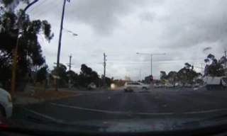 Tài xế may mắn thoát tia sét kinh hoàng trong gang tấc