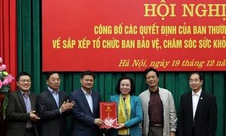 Phó Bí thư Thường trực Thành ủy Ngô Thị Thanh Hằng trao Quyết định kiện toàn Ban Bảo vệ, chăm sóc sức khỏe cán bộ thành phố Hà Nội.
