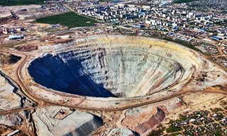 Mỏ kim cương sâu 525 mét cạnh thị trấn Siberia
