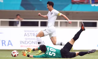 Son Heung-min trong pha bứt tốc qua Tiến Dũng, tạt bóng vào nhưng các đồng đội không thể ghi bàn ở trận đấu chiều 29/8. Ảnh: Lâm Thỏa.