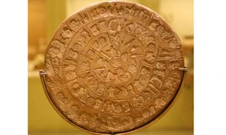 Chiếc đĩa cổ với những ký hiệu bí ẩn. Ảnh: Wikimedia commons/PRA