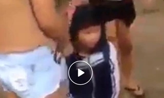 Nữ sinh lại bị túm tóc bắt quỳ gối ngay cổng trường