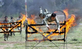 Bộ đội đặc công luyện tập kỹ thuật vượt chướng ngại vật. Ảnh: HIẾU TRUNG 