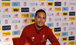 Những hình ảnh đầu tiên của 'bom tấn' Van Dijk tại Liverpool
