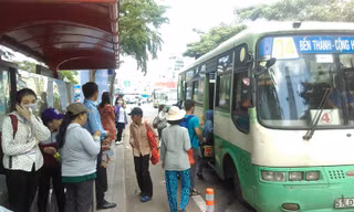 Ghi nhận tại tạm xe buýt mới, có khá đông lực lượng hỗ trợ, hướng dẫn hành khách như lực lượng đoàn thanh niên, nhân viên xe buýt, tài xế xe ôm,…