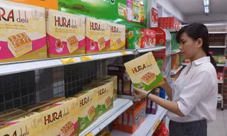 Người tiêu dùng lựa chọn mua sản phẩm bánh Hura Deli của Bibica