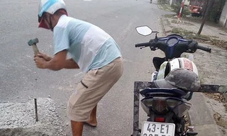 Anh Mai Xuân Hùng (đứng bên phải) được Giám đốc Sở Giao thông vận tải TP Đà Nẵng trao tặng Giấy khen