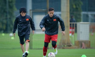 Cầu thủ Quế Ngọc Hải tập riêng với bác sĩ dưới cái lạnh 13 độ của Hà Nội, chuẩn bị cho lượt về AFF Cup. Ảnh: Zing