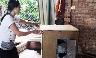 Một khổ chủ ở Lâm Hà bên chiếc két sắt bị trộm đục phá 