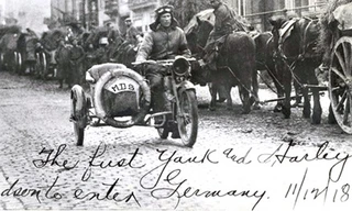 Chiếc xe môtô lần đầu tiên xuất hiện trong quân đội là một chiếc Harley-Davidson do Trung úy Roy Holtz (Mỹ) điều khiển.