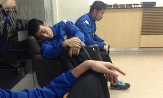 Ngọc Duy mệt mỏi trong lúc chờ bác sĩ khám. Ảnh: FB