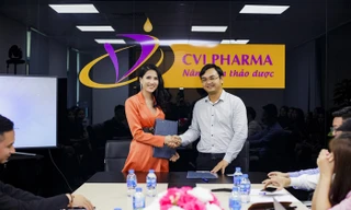 Bà Nguyễn Bảo Trang, Chủ tịch HĐQT Công ty Cổ phần Dược phẩm Quốc Tế EvaCare và Ông Phan Văn Hiệu, Chủ tịch HĐQT Công ty Cổ phần Dược Mỹ phẩm CVI ký kết hợp tác chiến lược