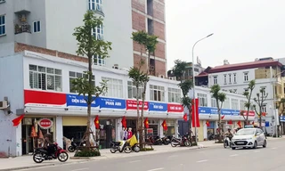 Các tấm bảng, biển quảng cáo chỉ có hai màu xanh và đỏ trên tuyến phố 1,5km Lê Trọng Tấn. Ảnh: Phan Minh.