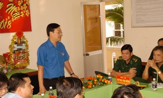 Bí thư thứ nhất Trung ương Đoàn Lê Quốc Phong chúc tết cán bộ, chiến sĩ Đồn Biên phòng Lạc Quới