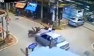 Ô tô đâm người điều khiển xe máy văng vào vỉa hè 