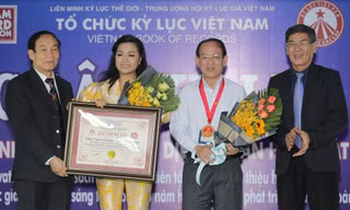 Bà Trần Uyên Phương – Phó Tổng Giám đốc tập đoàn Tân Hiệp Phát cùng Ông Nguyễn Văn Tư – Giám đốc khối Nghiên cứu và Phát triển đón nhận bằng xác lập kỷ lục và huy hiệu do Tổ chức kỷ lục Việt Nam trao cho cuốn sách THP Innnovation