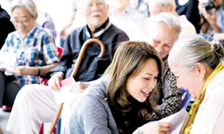 Ca sĩ Mỹ Tâm đến chúc Tết, chung vui với các nghệ sĩ già tại Viện Dưỡng lão Nghệ sỹ vào dịp Tết vừa qua. Ảnh: Q.Đ.