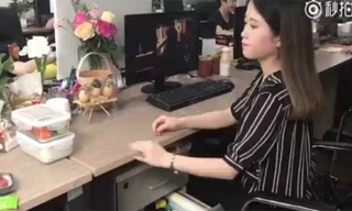 Thánh nữ ham ăn mở tiệc sushi băng chuyền tại văn phòng