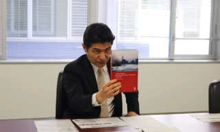 Tiến sĩ Narushige Michishita, Học viện Quốc gia về Nghiên cứu chính sách (GRIPS), trao đổi với phóng viên về chương trình hạt nhân của Triều Tiên và đối tác an ninh Nhật-Hàn. Ảnh: Minh Trang