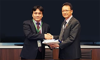 Tổng giám đốc PV Drilling Nguyễn Xuân Cường và Phó giám đốc điều hành kiêm Giám đốc Kỹ thuật BSP Yap Kong Fah ký kết hợp đồng.