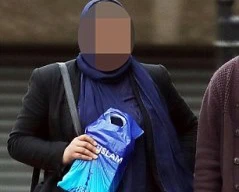 Hai phụ nữ đều là người Hồi giáo và đang làm việc tại một trường tiểu học ở Bradford, West Yorks. Ảnh: Ben Lack.