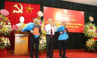 Chánh án TANDTC Nguyễn Hòa Bình trao quyết định và chúc mừng đồng chí Phạm Đức Tuyên, Trịnh Khắc Thịnh.