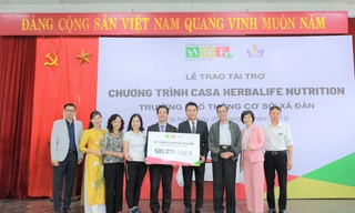 Ông Nguyễn Thành Đạt (thứ 4 từ phải sang) - Giám đốc Truyền thông Herbalife Việt Nam đại diện công ty trao tặng hơn 581 triệu đồng cho trường PTCS Xã Đàn