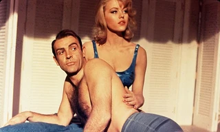 Tania Mallet và Sean Connery trong phim Goldfinger