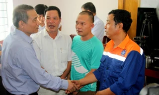 Bộ trưởng Trương Quang Nghĩa thăm hỏi sức khỏe 2 thuyền viên cứu sống. Ảnh: Đăng Thanh.