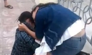 Nữ sinh mặc quần soóc bò là học sinh lớp 7 đang ra tay với nữ sinh lớp 9.