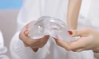 Túi ngực chất liệu gel được sử dụng là gel y tế kết dính và được bảo hành trọn đời.