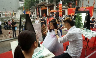 Hội làng giữa Hà Nội thành nơi cắt tóc miễn phí