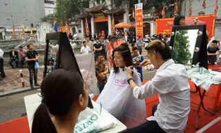 Hội làng giữa Hà Nội thành nơi cắt tóc miễn phí