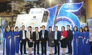 Chủ tịch Hội đồng thành viên Tổng công ty Du lịch Hà Nội – Ông Nguyễn Minh Chung (đứng giữa) chụp ảnh cùng CBNV Tổng công ty tại Hội chợ VITM 2019