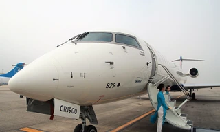 Máy bay Bombardier CRJ900 bay trình diễn tại Nội Bài với sự tham gia của Vietnam Airlines