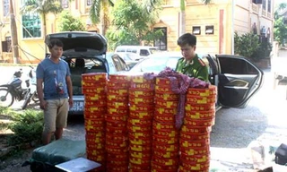 Bắt 2 taxi vận chuyển hàng trăm cân pháo