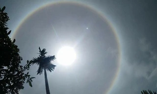 Quầng sáng “lạ” ôm trọn mặt trời khiến nhiều người liên tưởng có 2 mặt trời. Ảnh Tây Bắc 24H.