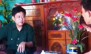 Vị "thần y" Nguyễn Duy Hợp đang hướng dẫn cách sử dụng thuốc cho vợ chồng chị Nguyễn Cẩm H, (Bắc Giang) (ảnh H. Thuý)